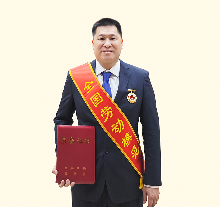乐鱼网页版在线登录“85后”特级技师庞淇文荣获全国劳动模范